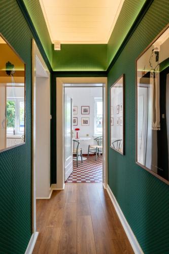 a hallway with green walls and a ceiling at Zur Alten Stadt in Warendorf