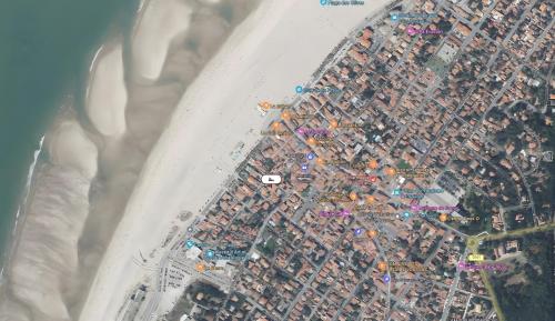 an aerial view of a beach and the ocean at Maison de la Plage in Soulac-sur-Mer