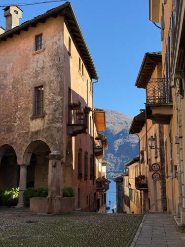 an alley in a town with a mountain in the background at Casa Iside in Cannobio