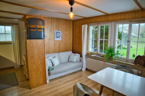 Posezení v ubytování Kiwi Chalet - Mountain Views & Cozy NZ Vibes