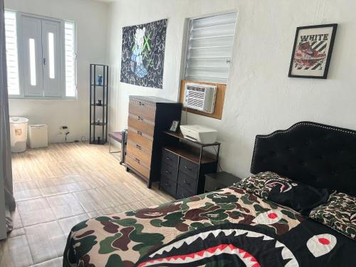 Postel nebo postele na pokoji v ubytování Art deco studio w private balcony close to beach