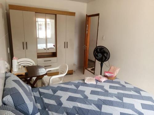 Ένα ή περισσότερα κρεβάτια σε δωμάτιο στο Quarto próximo do Parque da cidade