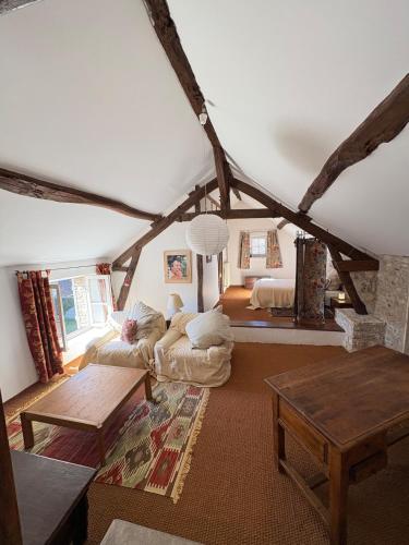 ein Wohnzimmer mit Sofa und Tisch in der Unterkunft La ferme de Jose in Guainville