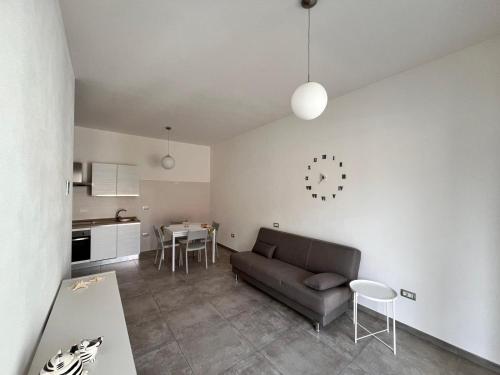 Una sala de estar con un sofá y una cocina. en Beyond Stay - Sardinian Living Experience, en Cagliari