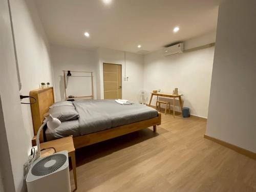 Postel nebo postele na pokoji v ubytování Downtown Entire House - Mae Moli