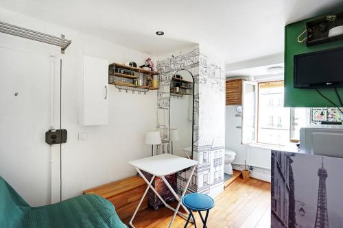 Cute boudoir studio - heart of Bastille