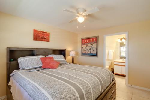 Postel nebo postele na pokoji v ubytování Screened Porch and Pool Access Cozy Sebring Condo