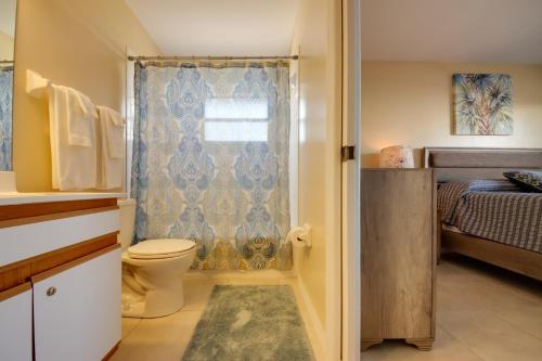 Koupelna v ubytování Screened Porch and Pool Access Cozy Sebring Condo