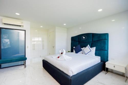 En eller flere senge i et værelse på Wonderland Emerald 4 Bedroom Luxury Villa