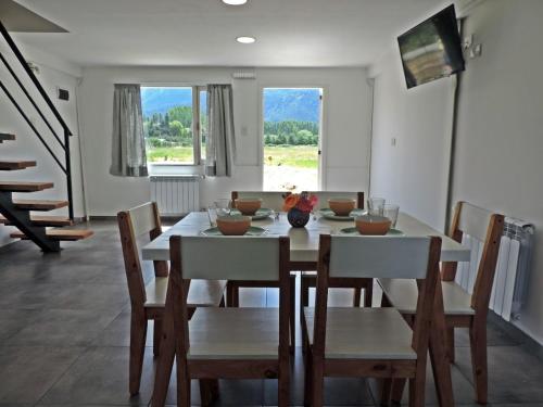 a dining room with a table and chairs at Río Epuyén Aparts in El Hoyo