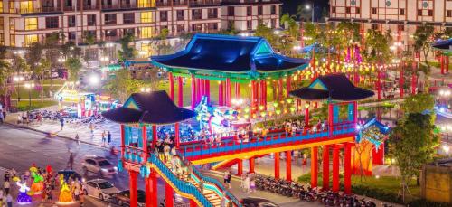 un spectacle de lumières de Noël dans une ville la nuit dans l'établissement Charm Homestay Hải Phòng - Tự Check-in 24h - Gần VinWonders Vũ Yên, à Binh Hai