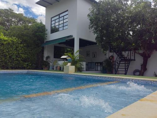 ボゴタにあるCabaña Oportoの家の前のプール