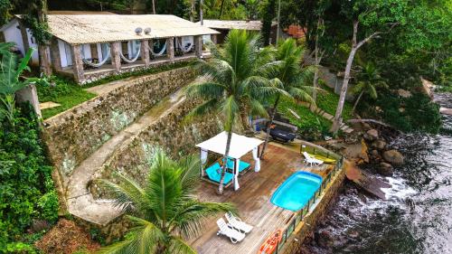 eine Luftaufnahme eines Hauses mit Swimmingpool in der Unterkunft Pousada Serra&Mar Angra dos reis in Angra dos Reis