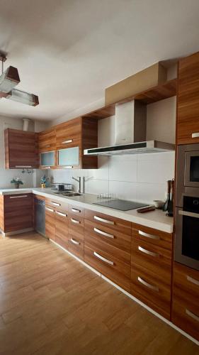 een grote keuken met houten kasten en een fornuis bij Galteo Remedios in Ronda