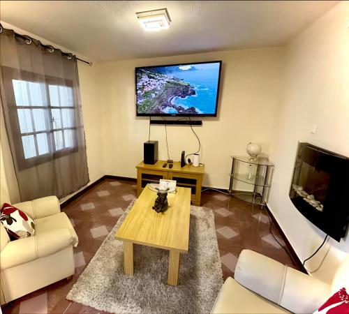 Et tv og/eller underholdning på Susette's Serenity - Ground Floor Apartment