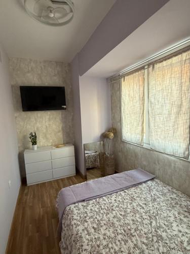 Een bed of bedden in een kamer bij Duplex Ático con terraza y BBQ