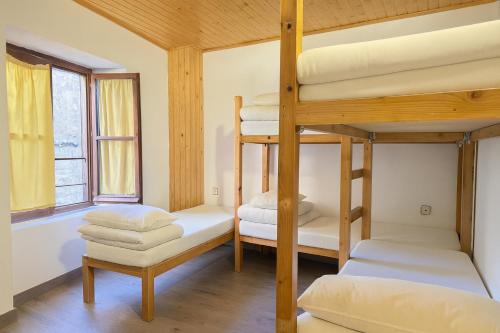 Ένα ή περισσότερα κρεβάτια σε δωμάτιο στο Albergue Tritón - Villanúa