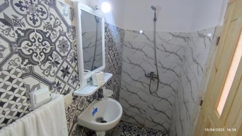 Ένα μπάνιο στο Riad Bladi Essaouira