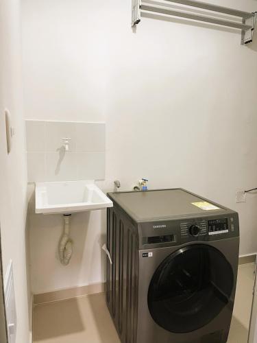 a washing machine in a bathroom with a sink at Comfort and spectacular views in Barranquilla! in Barranquilla