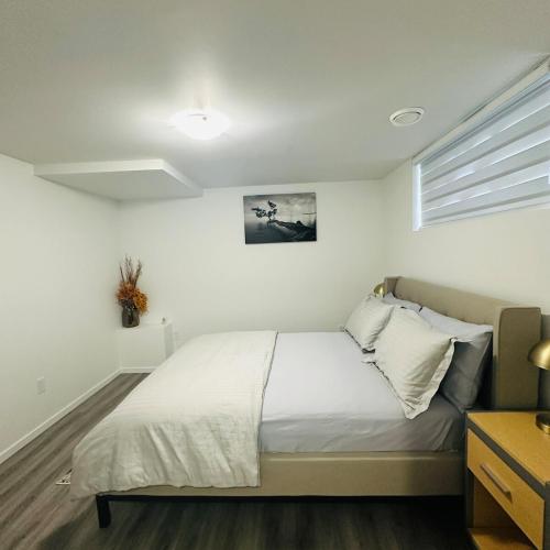 Voodi või voodid majutusasutuse Modern Basement Suite near West Edmonton Mall toas