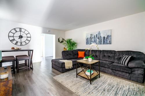 een woonkamer met een bank en een tafel bij Jungle House Luxury Homes - Columbus Downtown Short North - Steps to Convention Center & Nationwide Arena - Sleeps up to 6 - Free Parking - Over 5,800 Five Stars in Columbus