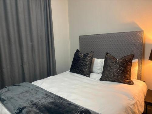 Postel nebo postele na pokoji v ubytování The Cube Rivonia Sandton Luxury Suites