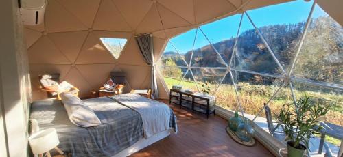 Ένα ή περισσότερα κρεβάτια σε δωμάτιο στο Domo en plena naturaleza