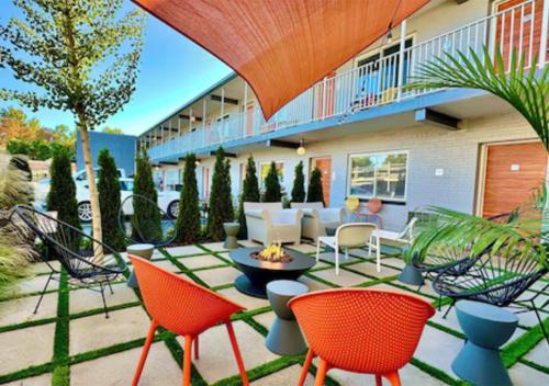 a patio with chairs and a table with a fire pit at Hotel Royal Oak in Royal Oak