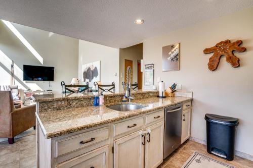 TV a/nebo společenská místnost v ubytování 3 Mi to Dtwn Pet-Friendly Condo in Silverthone