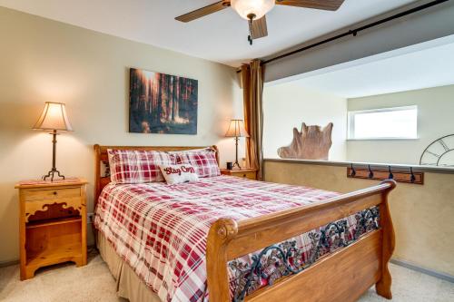 Postel nebo postele na pokoji v ubytování 3 Mi to Dtwn Pet-Friendly Condo in Silverthone