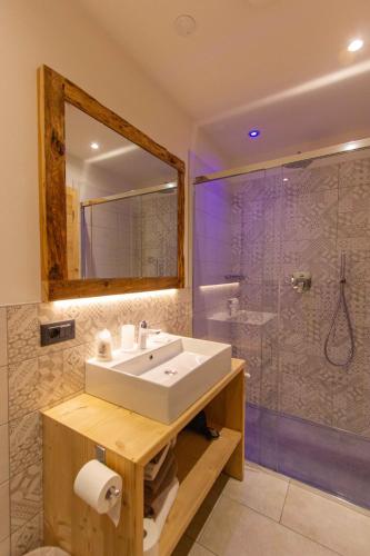 a bathroom with a sink and a shower at Ampas Francescato in Livigno