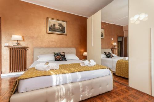 Un pat sau paturi într-o cameră la "La Casa Del Glicine" vigne, borghi antichi e panorami piemontesi