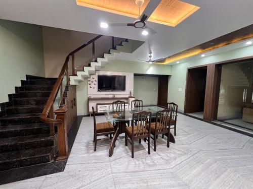 Μια τηλεόραση ή/και κέντρο ψυχαγωγίας στο Peaceful & Spacious 5BHK Villa with Balcony & Parking