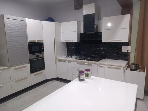 Η κουζίνα ή μικρή κουζίνα στο Peaceful & Spacious 5BHK Villa with Balcony & Parking