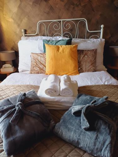 ナジュマロシュにあるFecskefészek vendégházのタオルが敷かれたベッドのある寝室