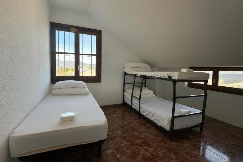 Postel nebo postele na pokoji v ubytování Cama Hab Compartida - Albergue Tritón Villanúa
