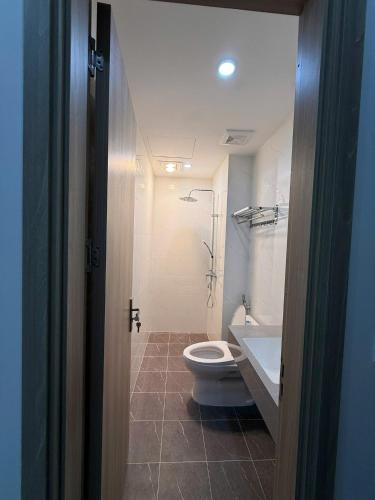 ein Badezimmer mit Toilette, Waschbecken und Badewanne in der Unterkunft Creamy home - Homestay Vinhomes Ocean Park 3 in Ðình Loan