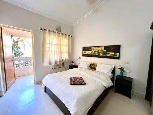 Ένα ή περισσότερα κρεβάτια σε δωμάτιο στο 2bhk near beach