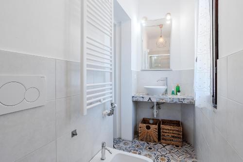 Ένα μπάνιο στο Le Finestre Sul Borgo 1 - Very near to Piazza Garibaldi and the Cathedral