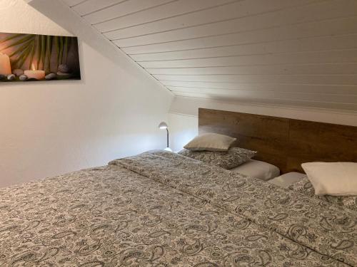 a bedroom with a bed in a room at B&B Haus Jola in Nidrum