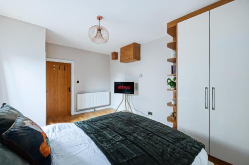 Postel nebo postele na pokoji v ubytování Meadow House with Driveway Parking, Spacious Garden, Fast Wifi and Smart TVs by Yoko Property