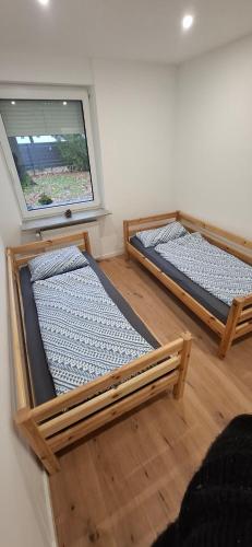 due letti a castello in una stanza con finestra di Ferienwohnung Langwasser a Norimberga