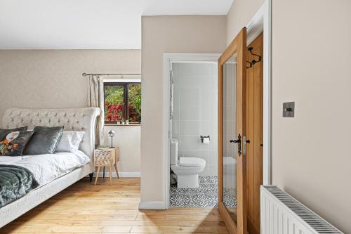 Koupelna v ubytování Meadow House with Driveway Parking, Spacious Garden, Fast Wifi and Smart TVs by Yoko Property