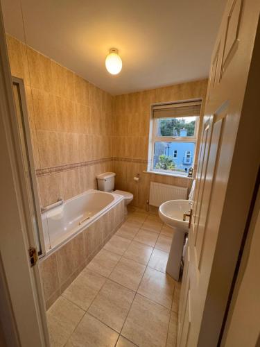 Ένα μπάνιο στο Modern Home in the Heart of Rosscarbery Village