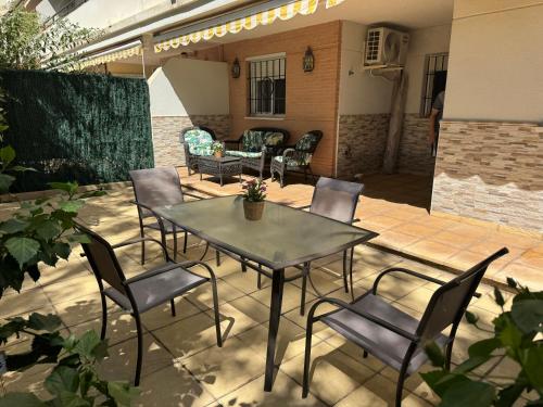 Bonito apartamento con jardín, piscina y aparcamiento gratuito