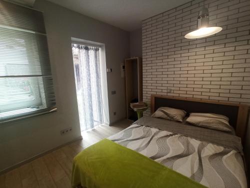 Postel nebo postele na pokoji v ubytování Старий Дворик,кімнати біля жд вокзалу