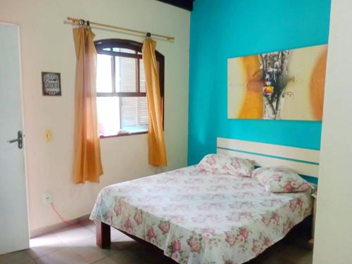 une chambre avec un lit et une fenêtre dans l'établissement Chalé em Penedo - Linda Vista Condomínio, à Itatiaia