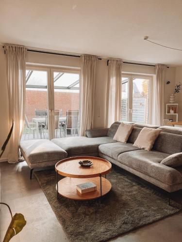 een woonkamer met een bank en een tafel bij Ella House in Lingen