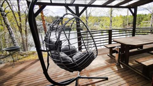 una grande altalena su un ponte con un tavolo da picnic di Luksushuvila louhosjärven rannalla a Isokyrö