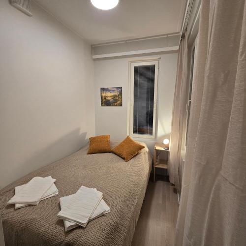 Un dormitorio con una cama con toallas. en Apartment in the center of Rovaniemi, en Rovaniemi